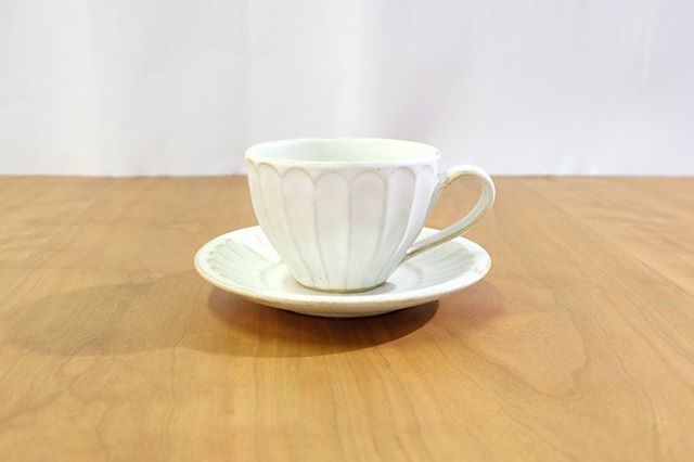 最近すっかり涼しくなって、秋らしくなってきましたねそんな季節にぴったりの食器が益子焼。生成りのあたたかい色合いが、気持ちをホッとさせてくれます。お花のような可愛らしい模様は、全て手作業で、行われています。コロンとして愛着がわくフォルム。カップ&ソーサーも、小丼も手に馴染む心地いい食器です◎オンラインショップ、店頭で購入可能です！ぜひ、ご活用ください・・・#三鷹#デイリーズ#デイリーズカフェ#カフェ巡り#モリスケ#cafestagram#カフェはしご#雑貨#雑貨屋#雑貨屋巡り#三鷹カフェ#益子焼き#焼き物#食器#陶芸#カップソーサー#カップ#ティータイム#コーヒータイム#小丼#丼もの #丼ぶり