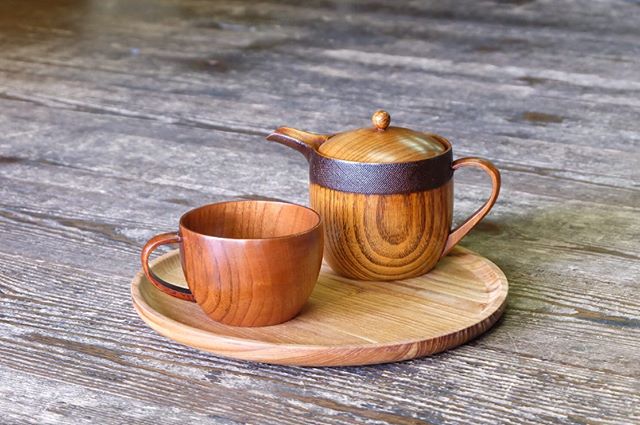 .拭き漆の木の器が再入荷しました！木の器は暖かい飲み物を入れても本体が熱くなりにくく、保温性にも優れています。姉妹店カフェでもドリンク提供用として使用中です。.寒い日は木の器と暖かい飲み物をお供に、のんびりする時間を楽しんだはいかがでしょうか。..#三鷹#デイリーズ#デイリーズカフェ#カフェごはん#木の器#おうちカフェ