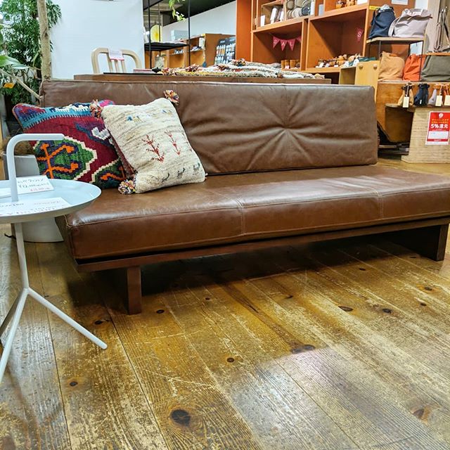 .【お買い得なソファ】.展示SALE品のご紹介です。.低めのベンチ型ソファ。袖なしで開放的なデザインが軽快な印象です。ヴィンテージ仕様の革張りでインダストリアルデザインを思わせるクールな佇まい。.背面はウッドパネルのスリット入り。座クッションの下にはクッション性のあるベルトが仕込まれているので硬すぎず心地よい座り心地に仕上がっています。.使い込むほどに味わいが加わる、数年先が楽しみなソファです。...w1600 d850 h660 sh315..通常 161,000円+税.→　40%OFF　96,600円+税..#デイリーズ #三鷹 #ソファ #sale #インダストリアル #家具 #革張りソファ