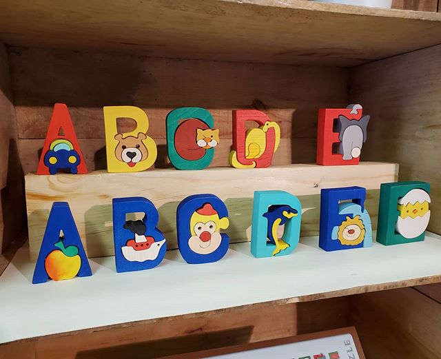 FAUNA社(ハンガリー)のかわいい木製のパズルと木のコースターが入荷しました！メープル材を使用し、細かいパーツも全て職人さんの手作りなっております。精巧に作られたパズルの技術力はとても高く、世界中から愛されています。#デイリーズ #デイリーズカフェ #三鷹 #結婚祝い #出産祝い #誕生日プレゼント #fauna #ハンガリー #アルファベット #コースター #パズル #パンダ