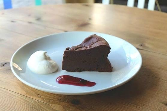 デイリーズカフェで人気のチョコレートケーキが新しくなりました！小麦粉を一切使用しておりません！ですので小麦アレルギーの方でも安心してお召し上がり頂けます！濃厚でしっとりとした口溶けに焼き上げました！是非ご利用ください！